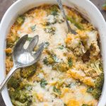 Low Carb Broccoli Cheese Casserole - den perfekta enkla tröstande rätten för upptagna vardagskvällar. Bäst av allt, low carb, keto vänlig och kommer ihop med enkla ingredienser från skafferiet.